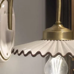Applique in Ceramica Lucida Plissettata e Bordo Dipinto a Mano - Laquila