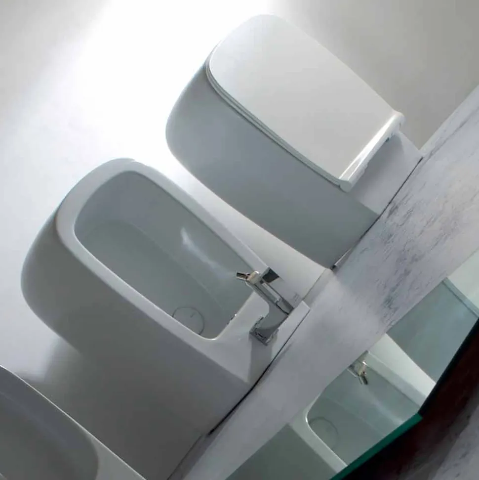 Bidet sospeso di design in ceramica bianco Gaiola, fatto in Italia