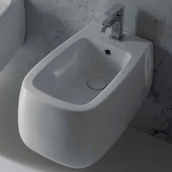 Bidet sospeso di design in ceramica bianco Gaiola, fatto in Italia