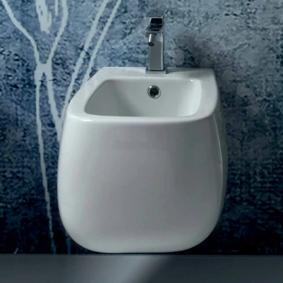 Bidet sospeso di design in ceramica bianco Gaiola, fatto in Italia