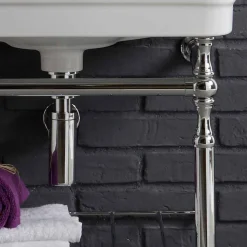Composizione arredo bagno vintage con lavabo su struttura metallica Beauty