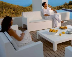 Divano da giardino Jut by Vondom, in resina di polietilene, di design