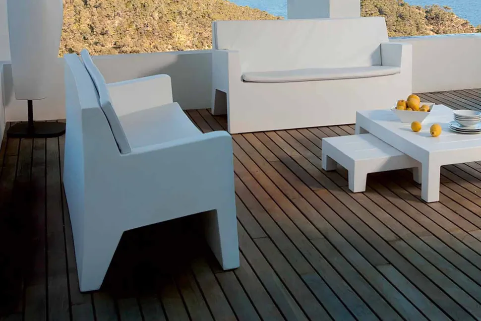 Divano da giardino Jut by Vondom, in resina di polietilene, di design