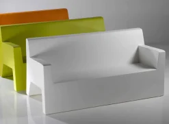 Divano da giardino Jut by Vondom, in resina di polietilene, di design