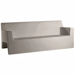 Divano da giardino Jut by Vondom, in resina di polietilene, di design