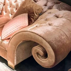 Divano lineare in tessuto lavorato capitonné stile classico Baloo