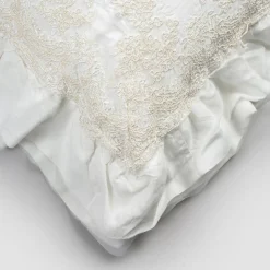 Federa Quadrata in Lino Bianco con Pizzo di Decoro sui Bordi e Balze - Priscilla