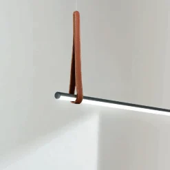 Lampada a Sospensione Orizzontale in Metallo e Dettaglio in Ecopelle - Cipresso