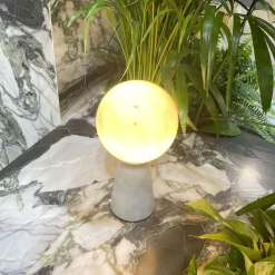 Lampada Conica con Sfera Bianca e Base in Marmo Made in Italy - Tobio