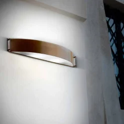 Lampada da parete Fashion di Aldo Bernardi in rame e metacrilato bianco