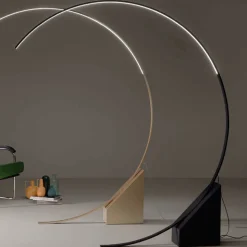 Lampada da Terra in Metallo Verniciato con Luce LED Dimmerabile - Eucalipto