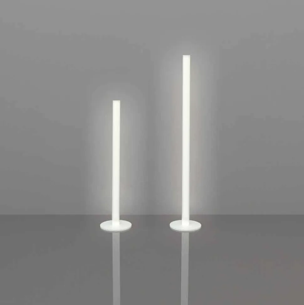 Lampada da terra sottile Slide Flux in metacrilato prodotta in Italia