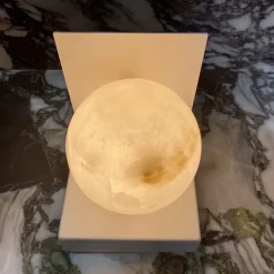 Lampada in Metallo con Sfera Bianca in Marmo Satinato Made in Italy - Issei