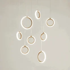 Lampadario Appeso in Metallo Verniciato Oro con 8 Luci LED - Cedro