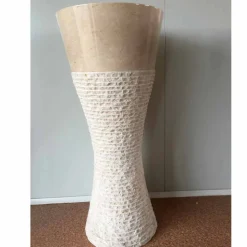 Lavabo a colonna bianco in pietra naturale Iris, pezzo unico di design