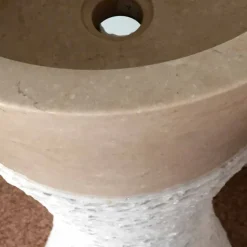 Lavabo a colonna bianco in pietra naturale Iris, pezzo unico di design