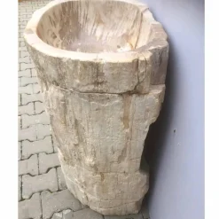 Lavabo a colonna di design in legno pietrificato Ley, fatto a mano