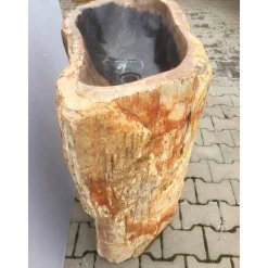 Lavabo a colonna di design in legno pietrificato Ley, fatto a mano