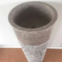 Lavabo conico a colonna in pietra naturale Iga, pezzo unico di design