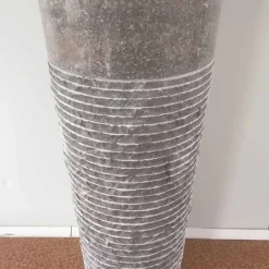 Lavabo conico a colonna in pietra naturale Iga, pezzo unico di design
