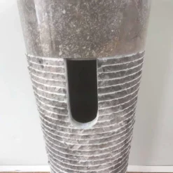 Lavabo conico a colonna in pietra naturale Iga, pezzo unico di design
