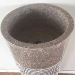 Lavabo conico a colonna in pietra naturale Iga, pezzo unico di design