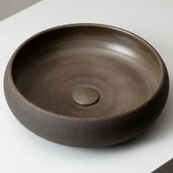 Lavabo da Appoggio in Argilla Refrattaria Scura od Ocra - Prisma