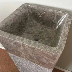 Lavabo grigio a colonna di design in pietra naturale Taffy,pezzo unico