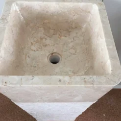 Lavabo in pietra naturale a colonna Robin, bianco pezzo unico