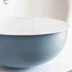Lavandino da Appoggio Rotondo in Metallo Smaltato Bianco e Azzurro Cielo - Sky