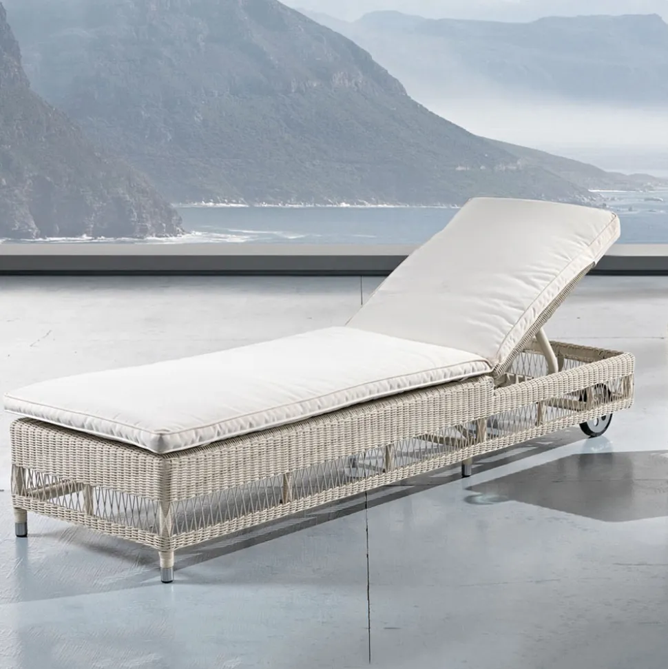 Lettino da Esterno con Ruote in Polyrattan Intrecciato a Mano - Gigi
