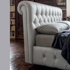Letto Matrimoniale con Imbottitura Capitonné e Piedini in Legno - Briosco