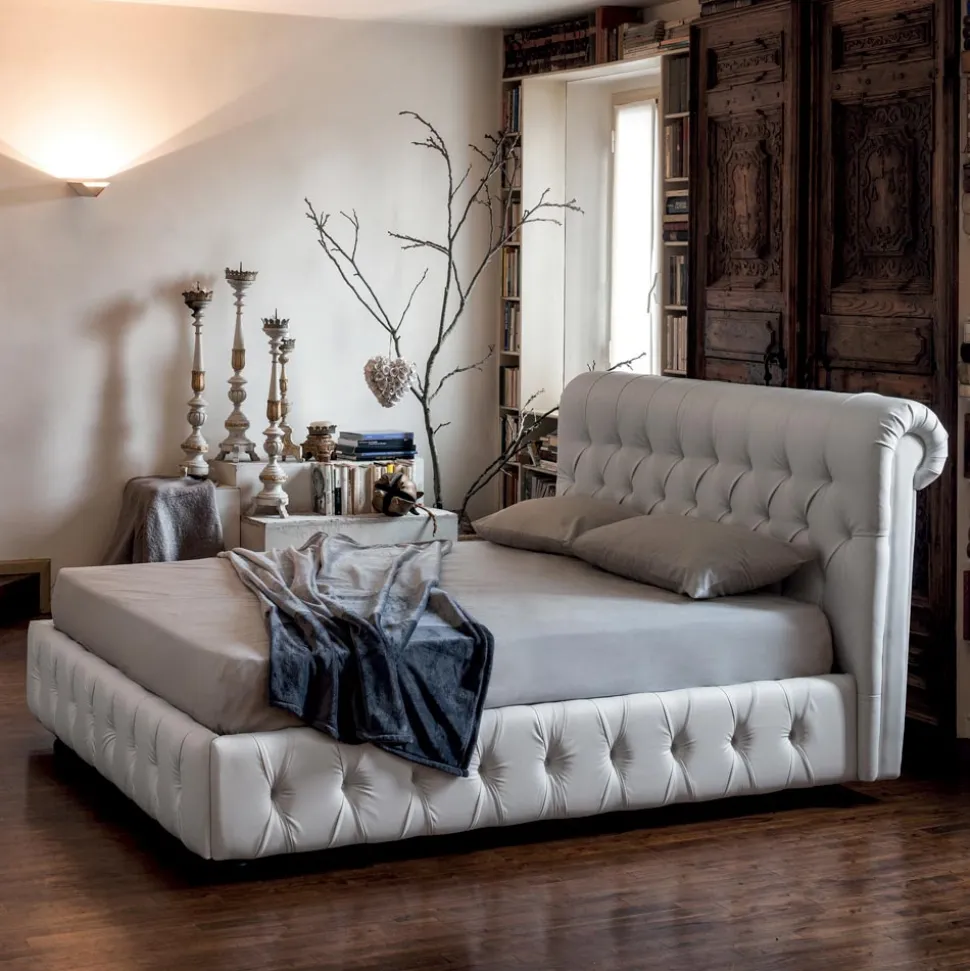 Letto Matrimoniale con Imbottitura Capitonné e Piedini in Legno - Briosco
