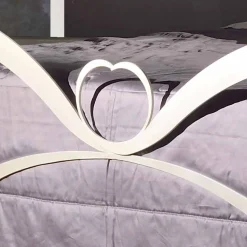 Letto matrimoniale di design in ferro con decori in cristallo Eden