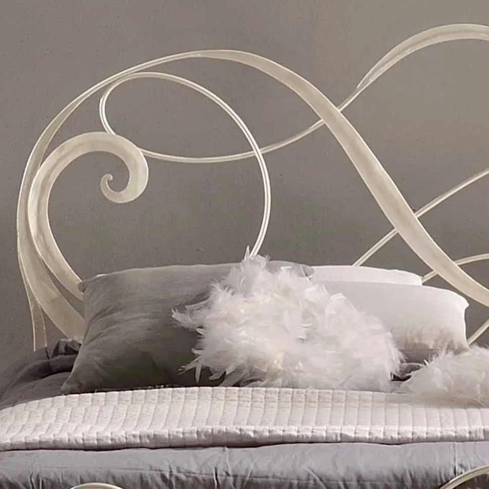 Letto matrimoniale in ferro battuto con decoro chiave di violino Atena
