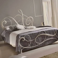 Letto matrimoniale in ferro battuto con decoro chiave di violino Atena