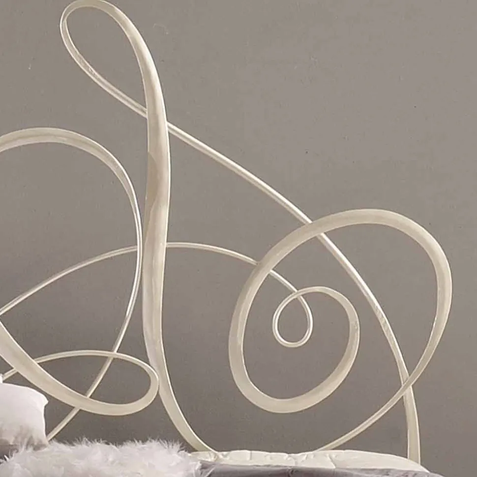Letto matrimoniale in ferro battuto con decoro chiave di violino Atena