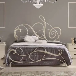 Letto matrimoniale in ferro battuto con decoro chiave di violino Atena