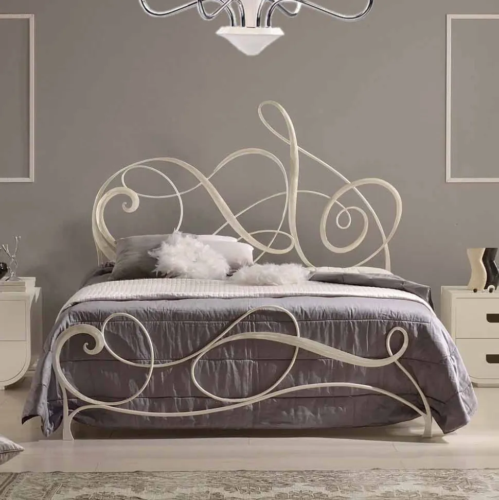 Letto matrimoniale in ferro battuto con decoro chiave di violino Atena