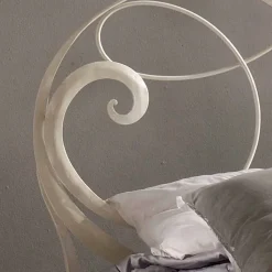 Letto matrimoniale in ferro battuto con decoro chiave di violino Atena