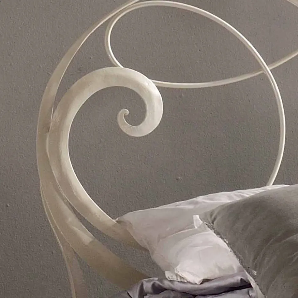 Letto matrimoniale in ferro battuto con decoro chiave di violino Atena