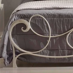 Letto matrimoniale in ferro battuto con decoro chiave di violino Atena