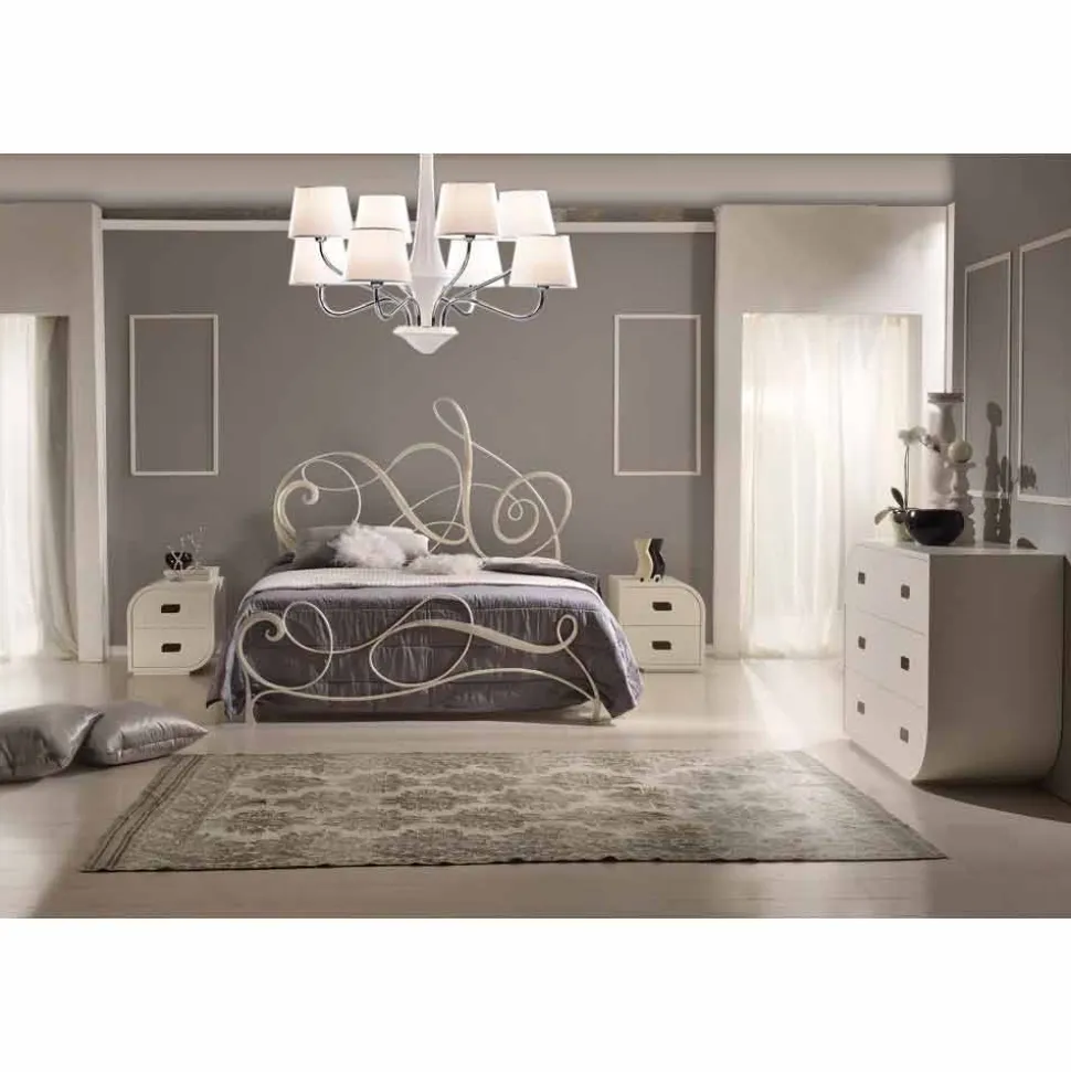Letto matrimoniale in ferro battuto con decoro chiave di violino Atena