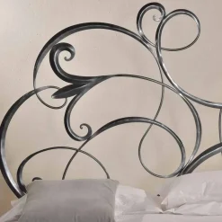 Letto matrimoniale in ferro con testata in lama forgiata Allison