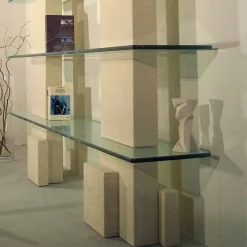 Libreria modulare scolpita a mano Pietra di Vicenza e cristallo Poplia