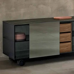 Madia Moderna su Ruote in Vetro Fumè e Top in Ceramica Made in Italy – Scocca