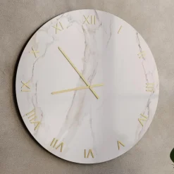 Orologio da Parete in Vetro Effetto Marmo Calacatta con Lancette in Ottone - Axis