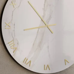 Orologio da Parete in Vetro Effetto Marmo Calacatta con Lancette in Ottone - Axis