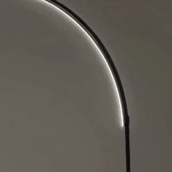Piantana Moderna con Luce LED Dimmerabile in Metallo Verniciato - Picea