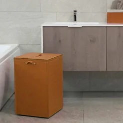 Portabiancheria in cuoio a base quadrata David, made in Italy